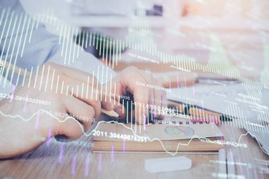 Borsa forex grafiği ile çoklu pozlama closeup eller.