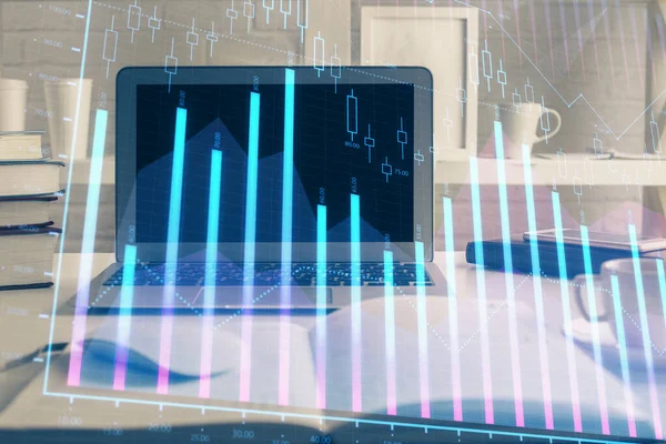 Hologramme de graphique boursier dessiné sur fond d'ordinateur personnel. Double exposition. Notion d'investissement. — Photo