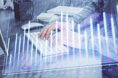 Dizüstü bilgisayar ve borsa forex grafik ile işadamı çift pozlama.