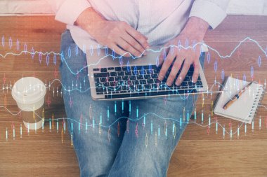 Dizüstü bilgisayar ve borsa forex grafik ile işadamı çift pozlama.