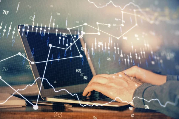 Doble exposición del hombre de negocios con el ordenador portátil y el mercado de valores gráfico de divisas . — Foto de Stock