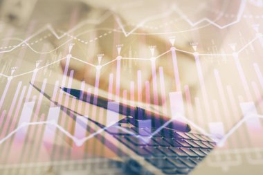 Masası ve kişisel bilgisayarı olan borsa grafiği. Çoklu maruz kalma. Mali analiz kavramı.