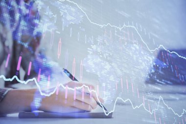 Bir kadın eller Not defteri hisse senedi piyasası hakkında bilgi yazma. Ön Forex grafik hologramlar. Araştırma kavramı. Çift Pozlama
