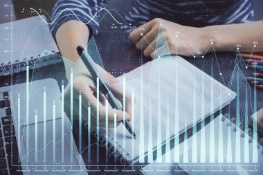 Finansal grafik el notları arka plan alarak üzerinde çizilmiş. Araştırma kavramı. Çift Pozlama