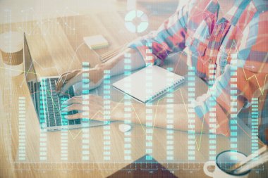 Ön x grafiğinin arka planda bilgisayarda çalışan bir adam ile çoklu pozlandırılması. Pazar analizi kavramı.