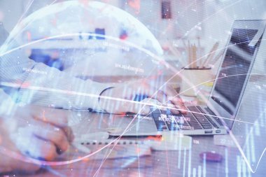 Arka planda bilgisayar üzerinde çalışan adam ile borsa grafiği çoklu pozlama. Finansal analiz kavramı.