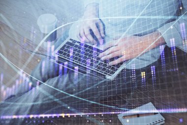 Arka planda ofiste bilgisayarda çalışan işadamı ile Forex grafiği. Analiz kavramı. Çift Pozlama.
