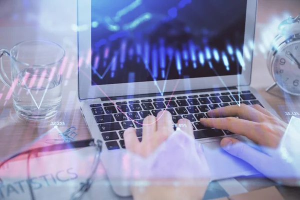 Mehrfachbelichtung des Marktdiagramms mit einem Mann, der am Computer im Hintergrund arbeitet. Konzept der Finanzanalyse. — Stockfoto