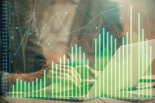 Doble exposición de la carta del mercado de valores con el hombre que trabaja en la computadora en el fondo. Concepto de análisis financiero . — Foto de Stock