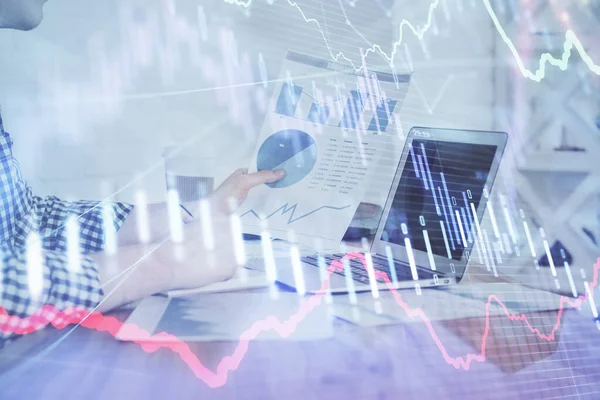 Mång-exponering av finansiell graf med manen fungerar i kontor på bakgrund. Analys begrepp. — Stockfoto