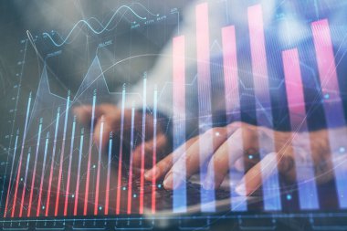 Arka planda ofiste bilgisayarda çalışan işadamı ile Forex grafiği. Sert çalışma kavramı. Çoklu pozlama.