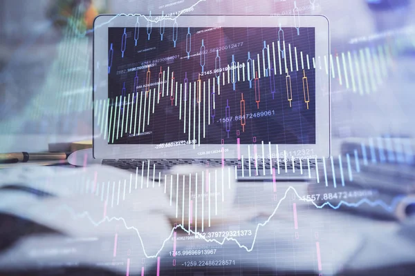 Holograma gráfico do mercado financeiro e computador pessoal em segundo plano. Dupla exposição. Conceito de forex. — Fotografia de Stock