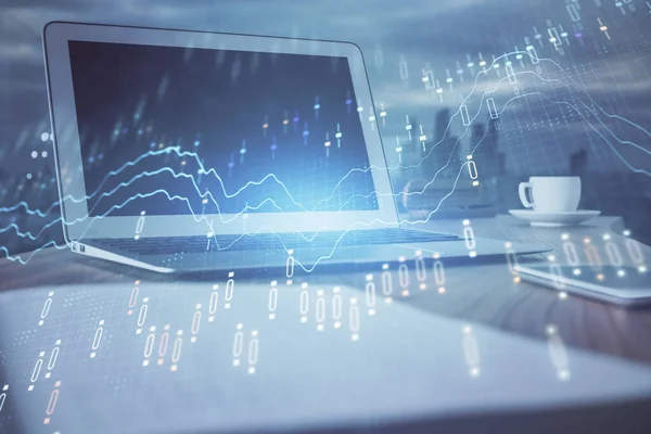 Forex Diagram hologram på bordet med datorbakgrund. Dubbel exponering. Begreppet finansiella marknader. — Stockfoto