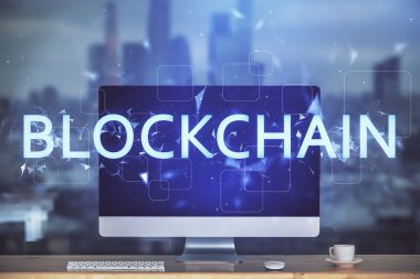 Blockchain temalı holograma ve bilgisayar arkaplanlı masaya çoklu maruz kalma. Bitcoin şifreleme para birimi kavramı.