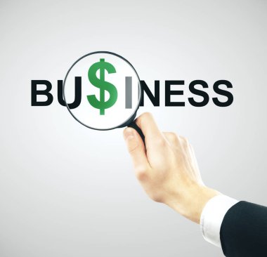 İşadamı yeşil dolar tabelasına bakıyor.