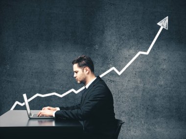 İşadamı borsa bilgilerine bakıyor.