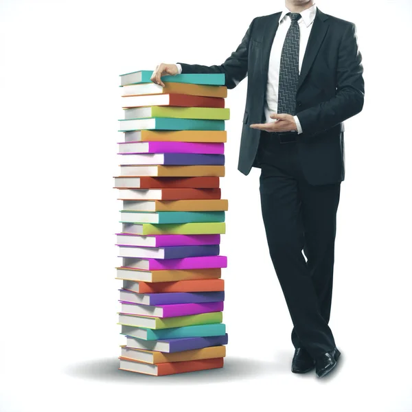 Бізнесмен у костюмі та стосі книг — стокове фото