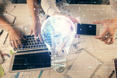 Kadın ve erkeğin birlikte çalışırken ve ampul çekerken çift pozlama. Bilgisayar arkaplanı. Üst Manzara. Fikir kavramı.