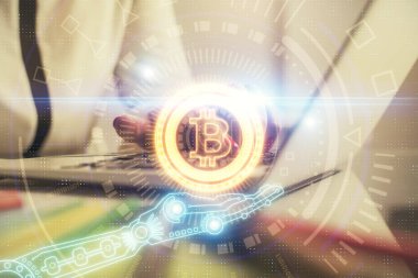 Bilgisayarda ve kripto piyasa temalı hologram çizimlerinde kadın elinin çifte pozu. Engelleme zinciri kavramı.