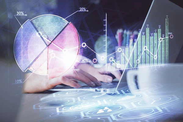 컴퓨터로 타이핑하는 여성의 손이 두 배로 노출되고, 심방도 (forex chart) 홀로그램 그림. 주식 투자 개념. — 스톡 사진