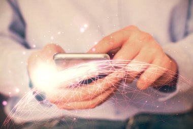 Bir erkeğin elini tutarken ve telefon ve sosyal ağ teması kullanırken çift pozlama.