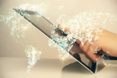 Bir erkeğin elini tutarken ve telefon ve sosyal ağ teması kullanırken çift pozlama.