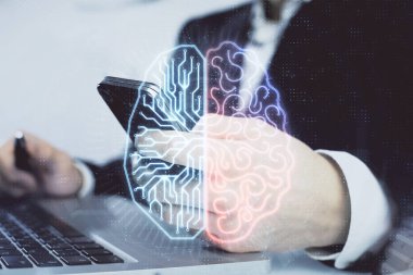 Erkeklerin el ele tutuşup dijital bir cihaz ve beyin hologramı çizimleri kullanırken çift pozlama. Veri kavramı.