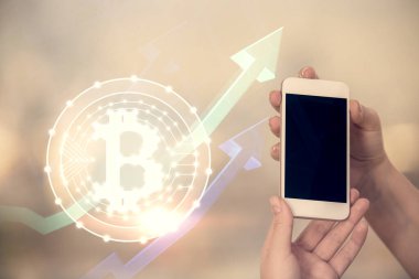 Hologram ve cep telefonu kullanan bir kadın tarafından iki kez görüntülenir..