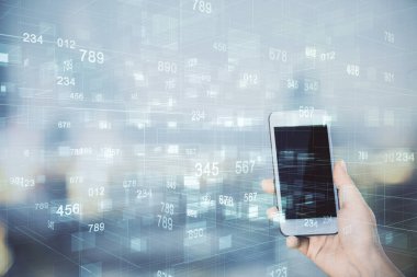 Teknolojiye çifte maruz kalma, hologram ve cep telefonu kullanan bir kadın..