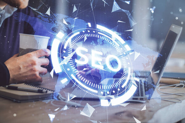 Мультиэкспозиция mans руки держа и используя цифровое устройство и seo рисование. концепция оптимизации поиска.