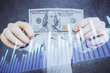 Finansal grafiğe çoklu pozlama hologram, Amerikan dolarları ve insan eli. Analiz kavramı.