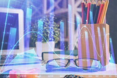 Masa arkasında gözlük olan mali tablo hologramı. İş kavramı. Çift pozlama.