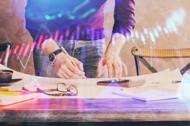 Borsa grafiği ile ayakta duran ve yatırım planlayan bir adamın çoklu pozlandırılması.