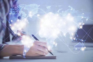 Eller üzerinde uluslararası iş hologram notları arka plan alarak. Başarı kavramı. Çoklu pozlama