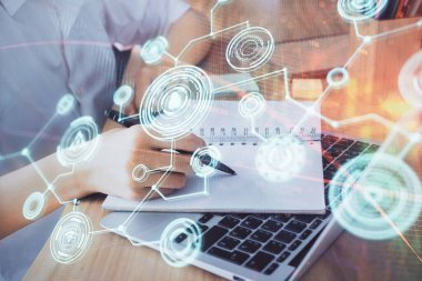 Kadınların el yazısı üzerine sosyal ağ temalı hologram. Uluslararası insanlar birbirine bağlanır. Çift pozlama