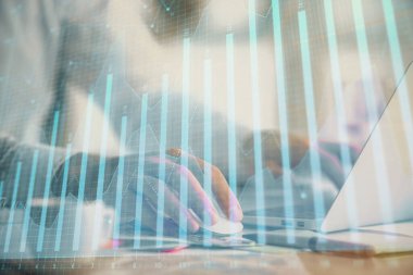 Arka planda bilgisayarda çalışan bir adamla ön x grafiğine iki kez maruz kalıyoruz. Pazar analizi kavramı.