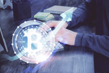 Şifreli para birimi temalı hologram ve iş adamı arka planda bilgisayar üzerinde çalışıyor. Engelleme zinciri kavramı. Çoklu pozlama.