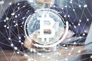 Kripto para tema hologramı arka planda bilgisayar üzerinde çalışan işadamı ile. Blockchain kavramı. Çift pozlama.
