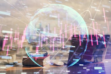 Finansal şema çizimleri ve açık defter arkaplanı olan bir masa. Önx pazarı kavramı