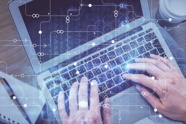 Erkeklerin ellerinin bilgisayar klavyesini ve veri temalı hologram çizimini yazarken çoklu pozlama. Üst Manzara. Teknoloji konsepti.