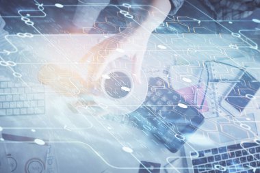 Kadın ve erkeğin birlikte çalışması ve veri temalı hologram çizimi. Bilgisayar arkaplanı. Üst Görünüm.