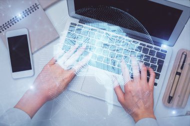 Bilgisayar ve insan beyin hologramı çizimleri üzerinde çalışan bir kadının çifte pozu. Üst Manzara. Ai kavramı.