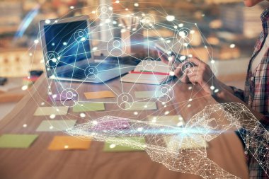 Kadın elinin bilgisayar ve sosyal ağ temalı hologram çizimlerinde çifte pozlama. Halk medyası kavramı.