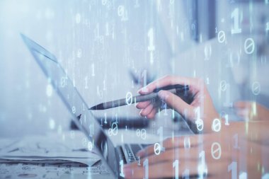 Bilgisayar ve veri temalı hologram çizimleri üzerinde çalışan kadın ellerine çok fazla maruz kalma. Teknoloji kavramı.