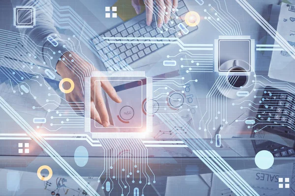 Erkeklerin ellerinin bilgisayar klavyesini ve veri temalı hologram çizimlerini yazarken çift pozlama. Üst Manzara. Teknoloji konsepti.