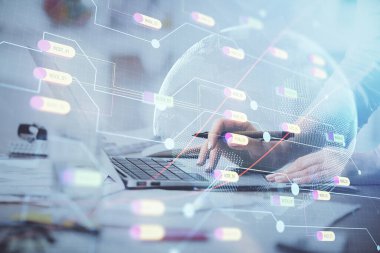 Bilgisayar ve dünya haritası çizimleri üzerinde çalışan kadın elleri çift pozlama. Uluslararası teknoloji sektörü konsepti.