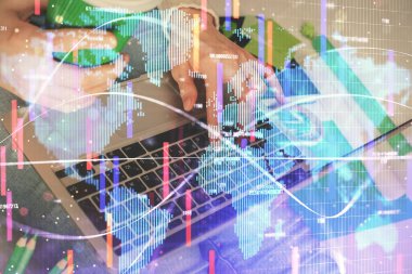 Kadın elinin bilgisayar ve iş temalı hologram çizimlerinde çifte pozlama. Başarı konsepti.