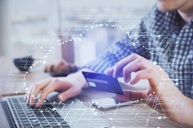 Elinde kredi kartı ve veri teması çizimi olan bir adamın ellerine iki kez maruz kalmış. E-ticaret ve teknoloji kavramı.