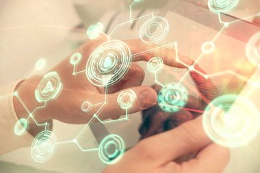 Bir erkeğin elini tutarken ve telefon ve sosyal ağ teması kullanırken çift pozlama.