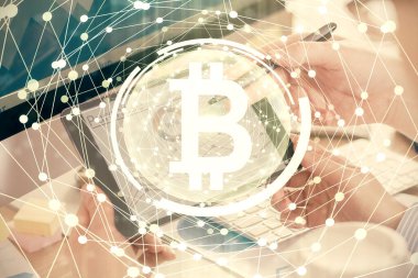 Erkeklerin el ele tutuşmalarının ve telefon ve kripto para birimi engelleme teması çiziminin iki kez görüntülenmesi.